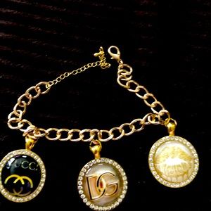 Pretty gold tone link tray charm bracelet